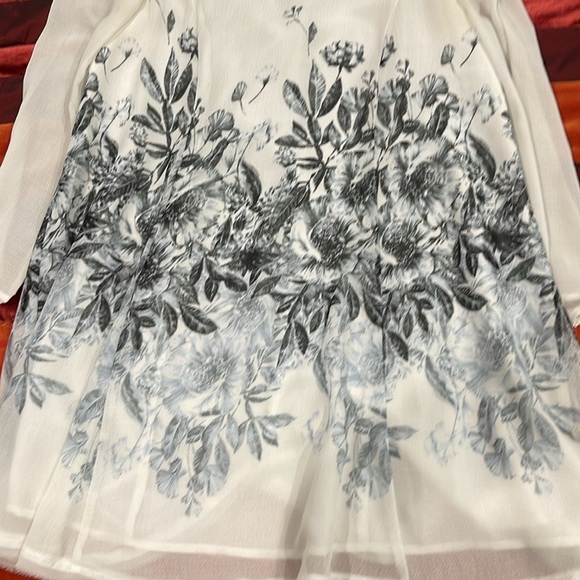 Dress kimchi blue. White with flowers medium 100 polyester good condition - Picture 5 of 8